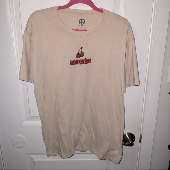 🔥5/$25🔥 Mon Cheri Tan T-Shirt Size Large Preowned - Picture 1 of 3
